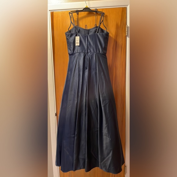 Women’s/Junior’s Formal Ballgown - Picture 2 of 6